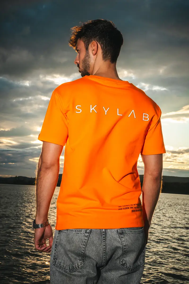Narancs SKYLAB ORIGIN póló hátoldala naplementében